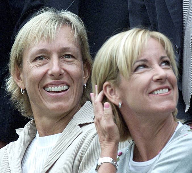 Dopo il ritiro dalle scene mondiali professionistiche nel 1989, qui spettatrice sulle tribune del campo centrale di Wimbledon insieme alla cecoslovacca (naturalizzata Stati Uniti) Martina Navratilova nel 2000 (Ap)